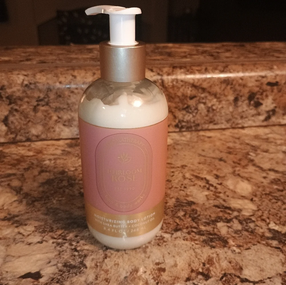 Bath & Body Works Hibiscus Rose Moisturizing Lotion - Pink & White